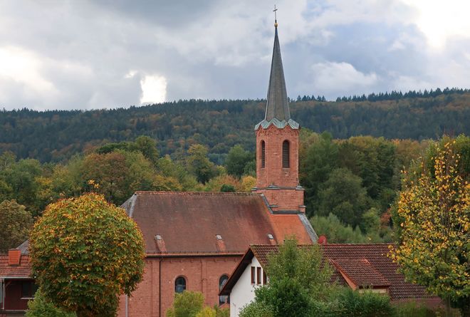 Die Pfarrkirche Mariae Geburt im Herbst 2020.